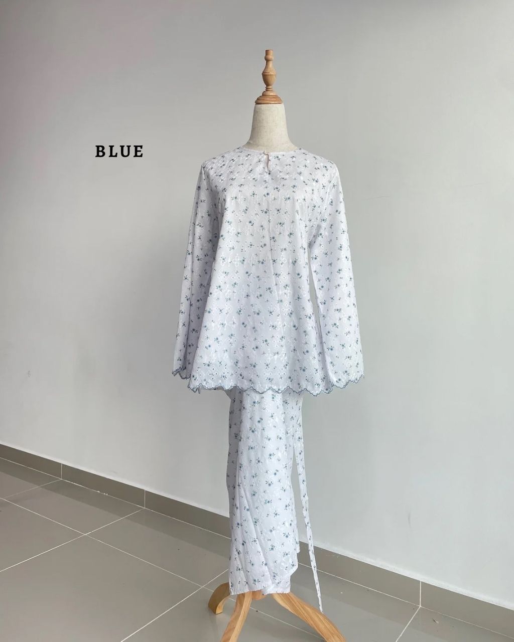 haura-wear-tasnim-skirt-set-sulam-embroidery-pario-klasik-tradisional-mini kebaya-fabrik eyelet-raya-muslimah-long-sleeve-baju-skirt-kain-perempuan-baju-sepasang (2)