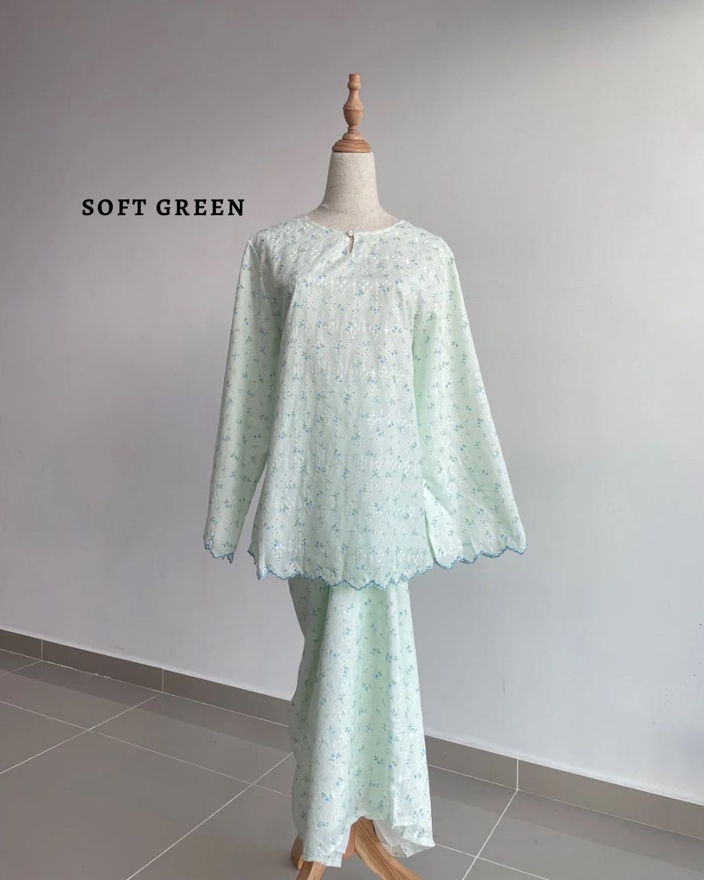 haura-wear-tasnim-skirt-set-sulam-embroidery-pario-klasik-tradisional-mini kebaya-fabrik eyelet-raya-muslimah-long-sleeve-baju-skirt-kain-perempuan-baju-sepasang (8)