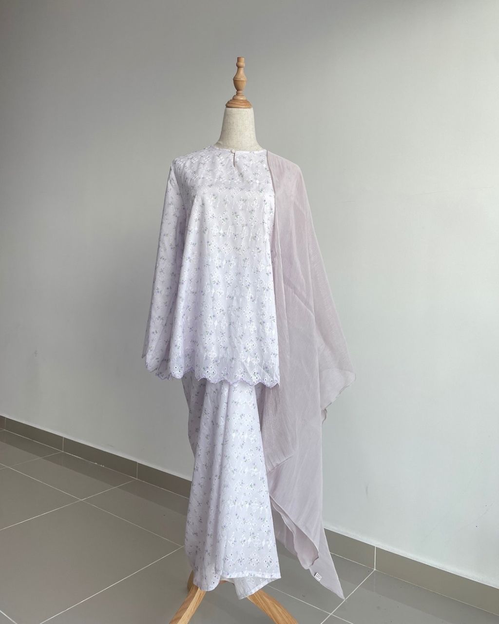 haura-wear-tasnim-skirt-set-sulam-embroidery-pario-klasik-tradisional-mini kebaya-fabrik eyelet-raya-muslimah-long-sleeve-baju-skirt-kain-perempuan-baju-sepasang (5)