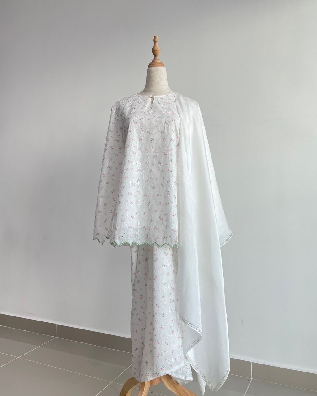 haura-wear-tasnim-skirt-set-sulam-embroidery-pario-klasik-tradisional-mini kebaya-fabrik eyelet-raya-muslimah-long-sleeve-baju-skirt-kain-perempuan-baju-sepasang (3)