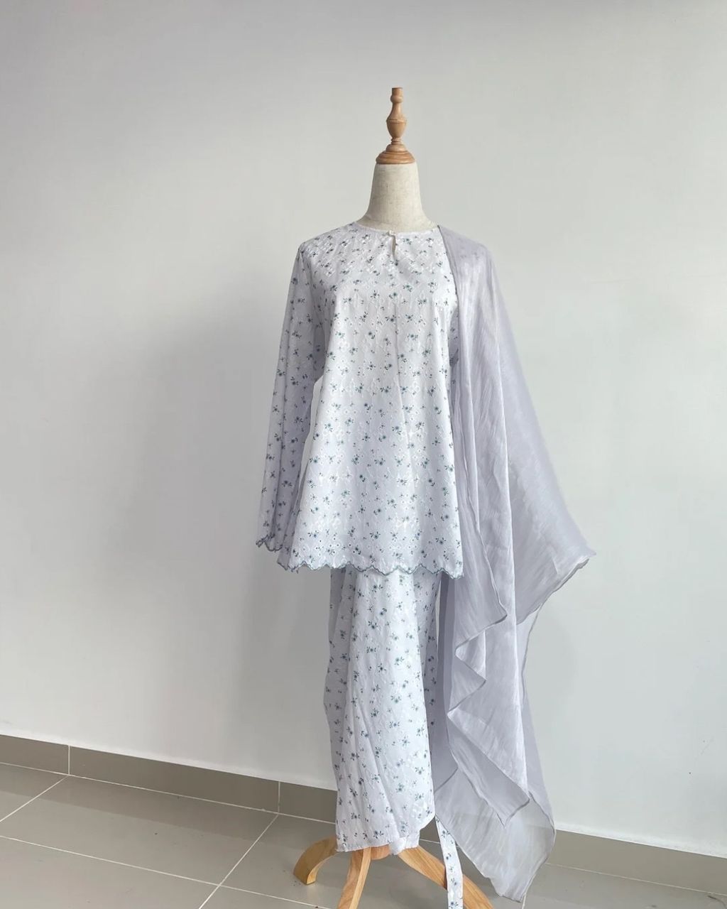 haura-wear-tasnim-skirt-set-sulam-embroidery-pario-klasik-tradisional-mini kebaya-fabrik eyelet-raya-muslimah-long-sleeve-baju-skirt-kain-perempuan-baju-sepasang (1)