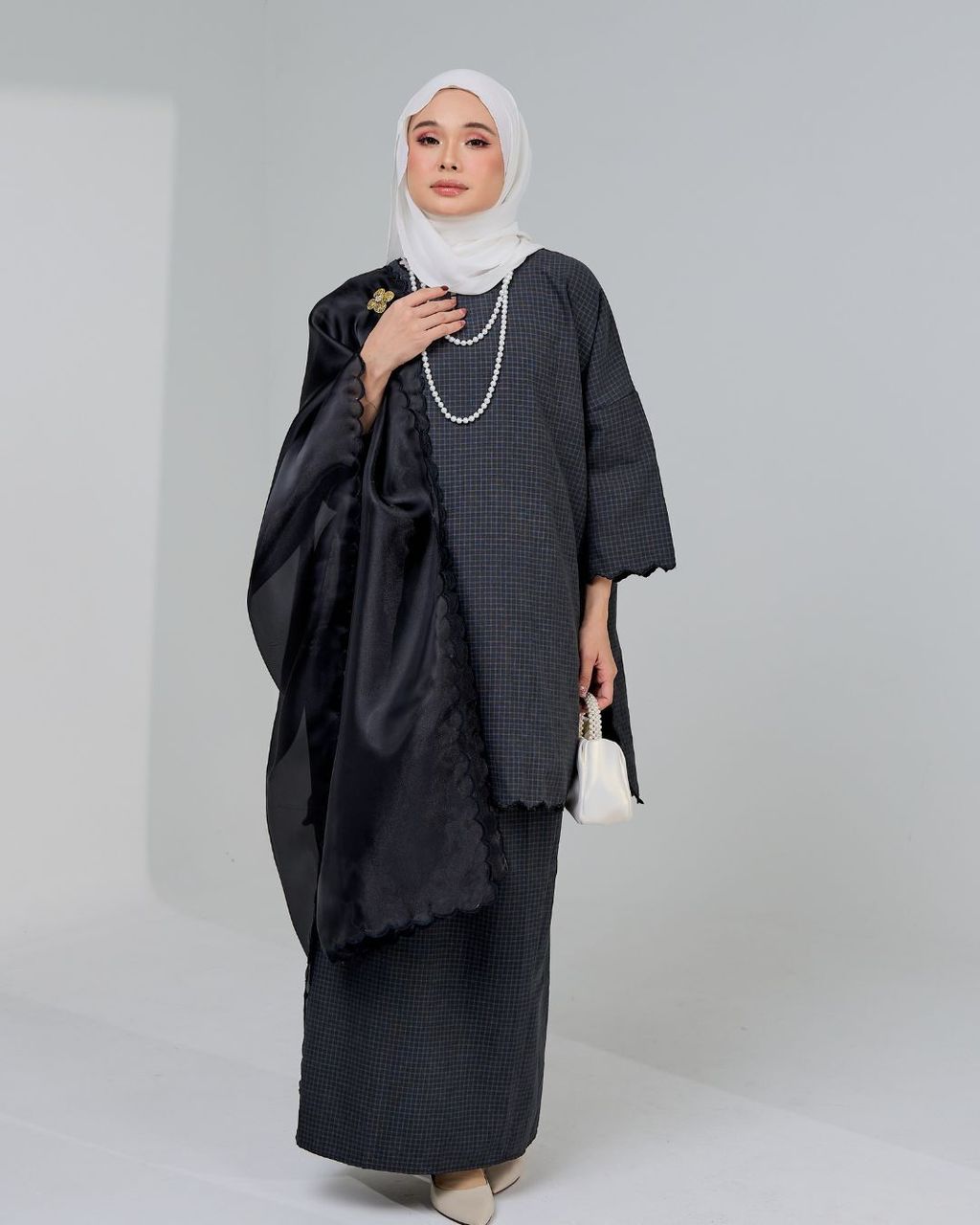 haura-wear-mawar-skirt-set-sulam-embroidery-pario-klasik-tradisional-mini kebaya-fabrik eyelet-raya-muslimah-long-sleeve-baju-skirt-kain-perempuan-baju-sepasang (11)