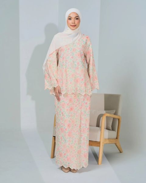 haura-wear-anggun-skirt-set-sulam-embroidery-pario-klasik-tradisional-mini kebaya-fabrik eyelet-raya-muslimah-long-sleeve-baju-skirt-kain-perempuan-baju-sepasang (20)