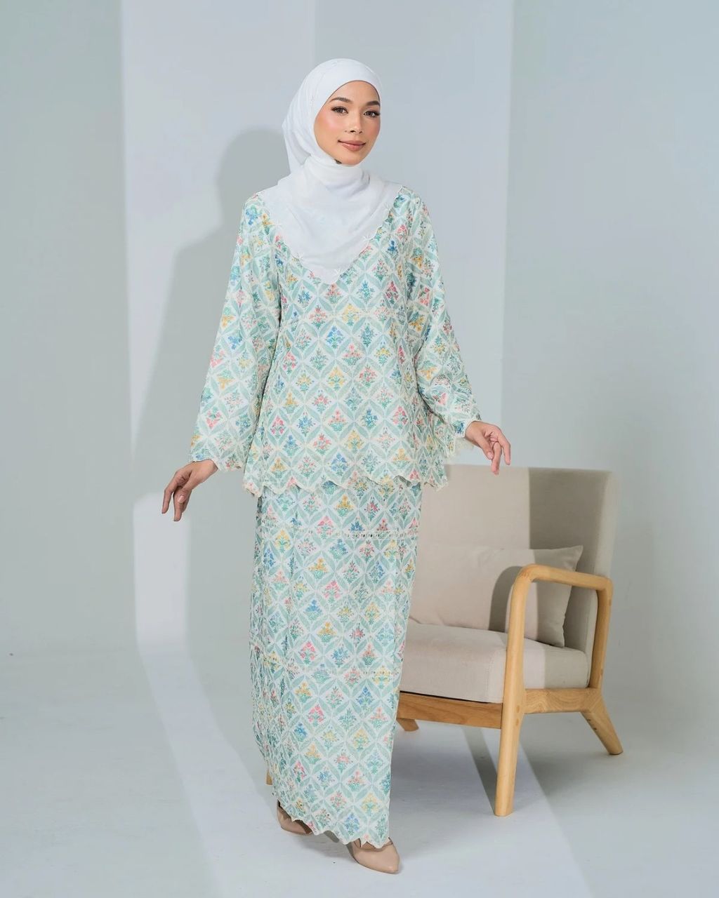 haura-wear-anggun-skirt-set-sulam-embroidery-pario-klasik-tradisional-mini kebaya-fabrik eyelet-raya-muslimah-long-sleeve-baju-skirt-kain-perempuan-baju-sepasang (24)