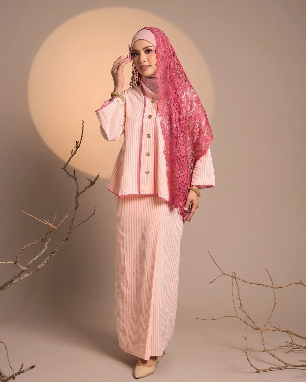 haura-wear-nawal-skirt-set-sulam-embroidery-pario-klasik-tradisional-mini kebaya-fabrik eyelet-raya-muslimah-long-sleeve-baju-skirt-kain-perempuan-baju-sepasang (1)