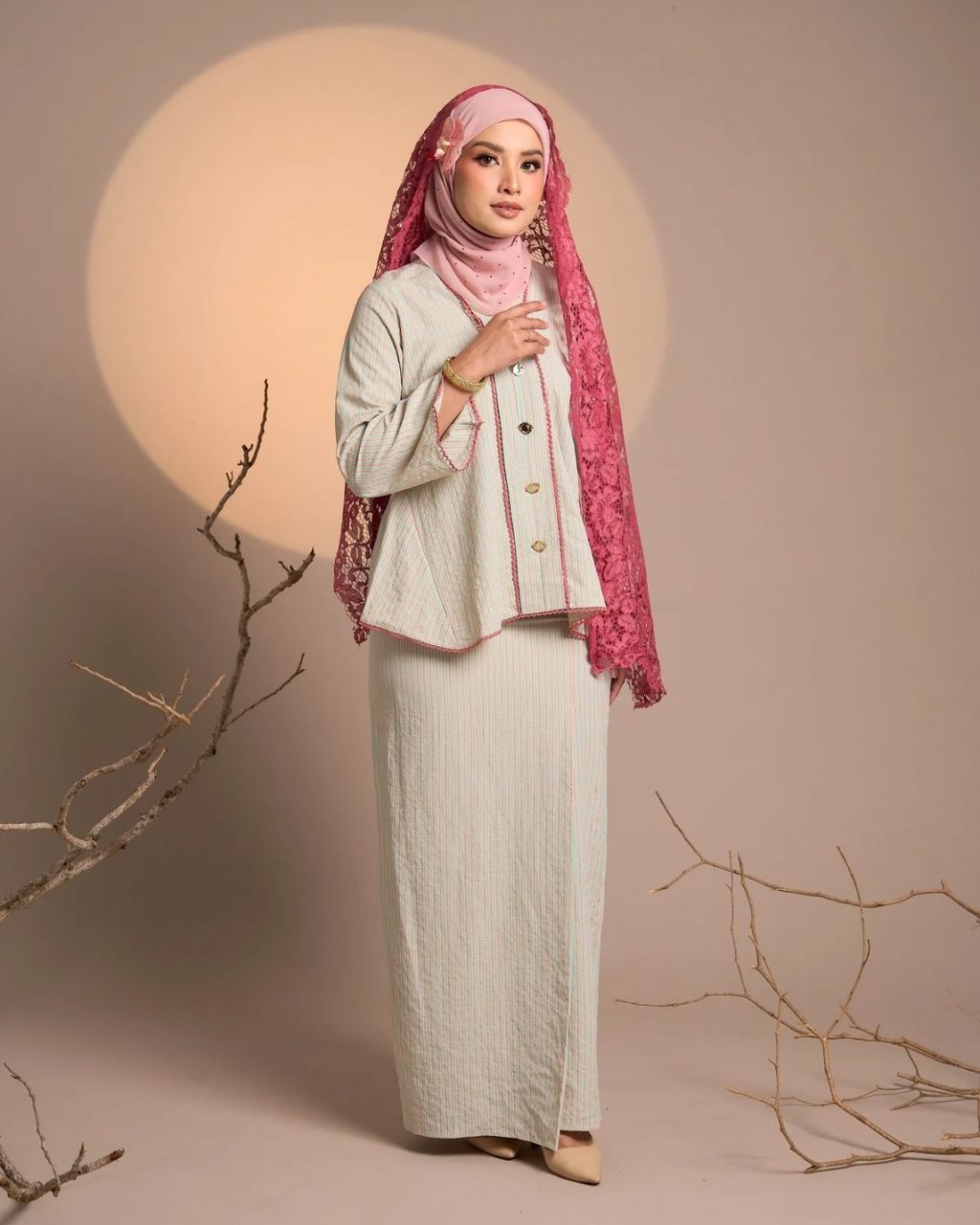 haura-wear-nawal-skirt-set-sulam-embroidery-pario-klasik-tradisional-mini kebaya-fabrik eyelet-raya-muslimah-long-sleeve-baju-skirt-kain-perempuan-baju-sepasang (14)