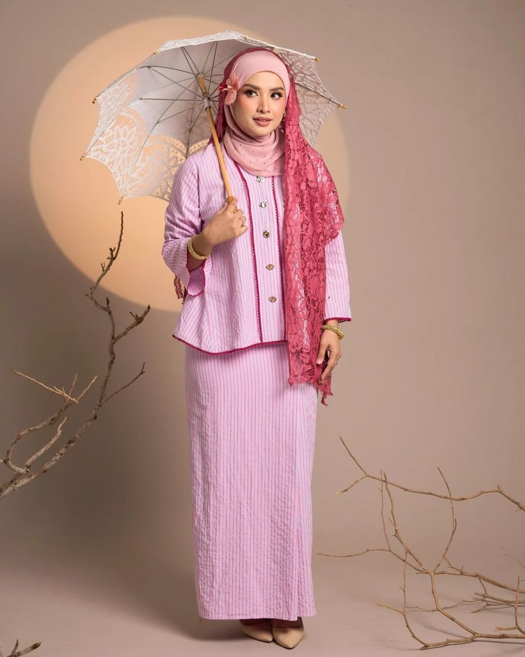 haura-wear-nawal-skirt-set-sulam-embroidery-pario-klasik-tradisional-mini kebaya-fabrik eyelet-raya-muslimah-long-sleeve-baju-skirt-kain-perempuan-baju-sepasang (4)