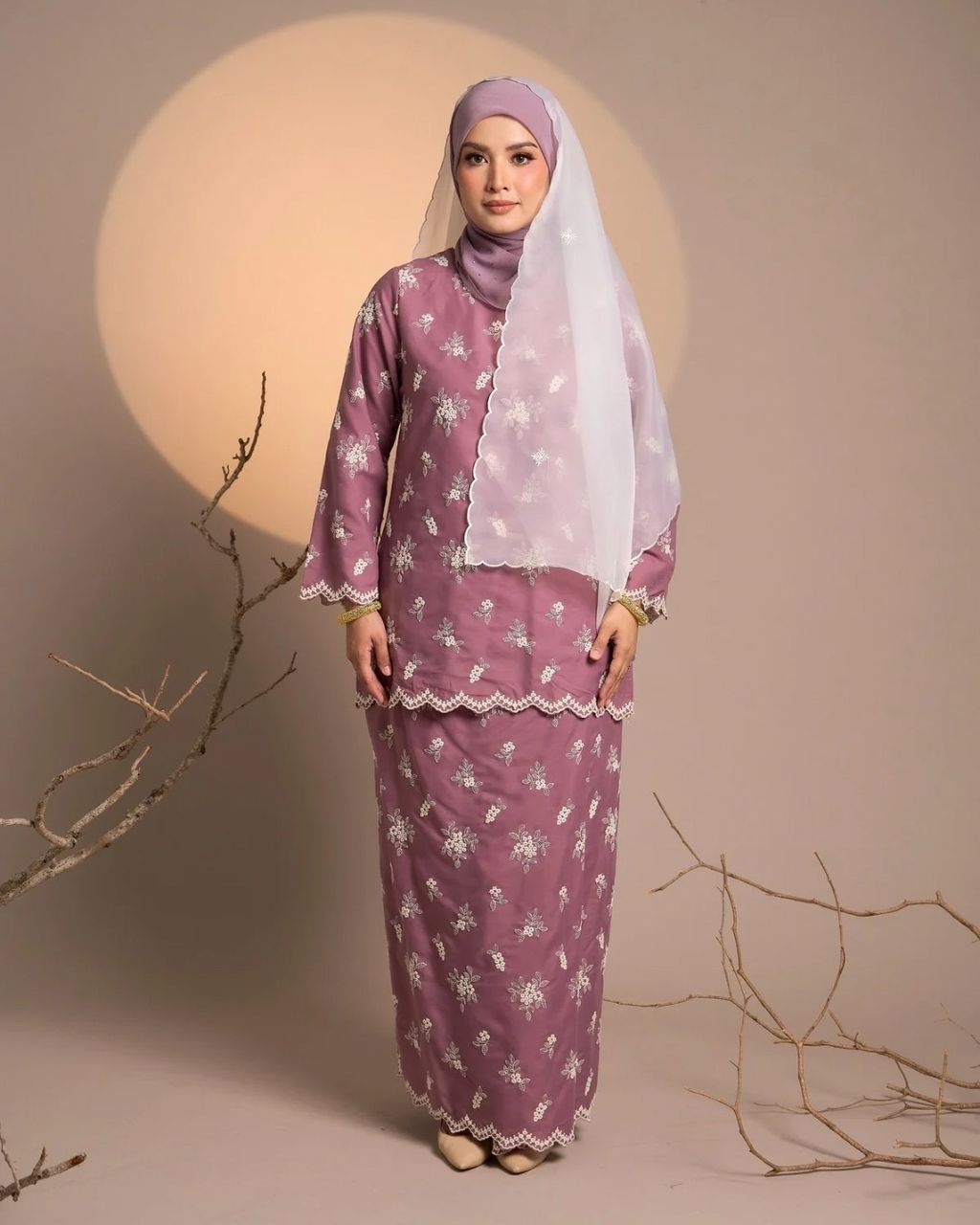 haura-wear-fitri-skirt-set-sulam-embroidery-pario-klasik-tradisional-mini kebaya-fabrik eyelet-raya-muslimah-long-sleeve-baju-skirt-kain-perempuan-baju-sepasang (8)