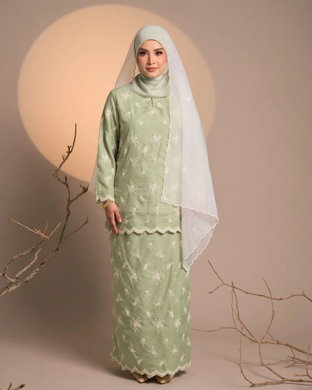 haura-wear-fitri-skirt-set-sulam-embroidery-pario-klasik-tradisional-mini kebaya-fabrik eyelet-raya-muslimah-long-sleeve-baju-skirt-kain-perempuan-baju-sepasang (10)