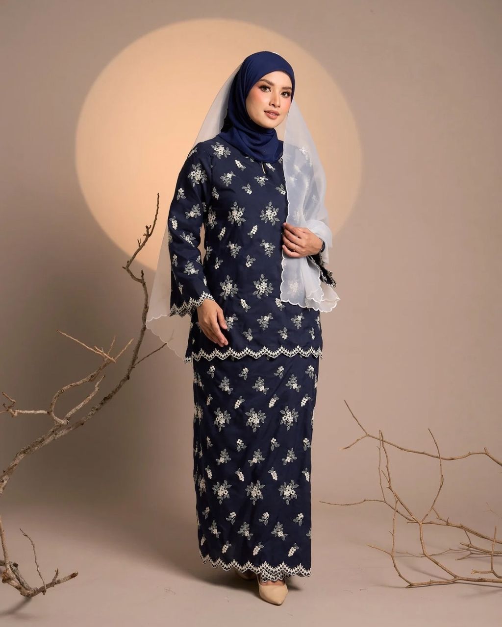 haura-wear-fitri-skirt-set-sulam-embroidery-pario-klasik-tradisional-mini kebaya-fabrik eyelet-raya-muslimah-long-sleeve-baju-skirt-kain-perempuan-baju-sepasang (12)
