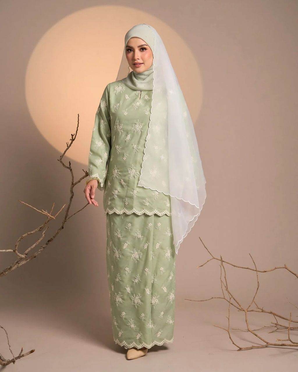 haura-wear-fitri-skirt-set-sulam-embroidery-pario-klasik-tradisional-mini kebaya-fabrik eyelet-raya-muslimah-long-sleeve-baju-skirt-kain-perempuan-baju-sepasang (7)