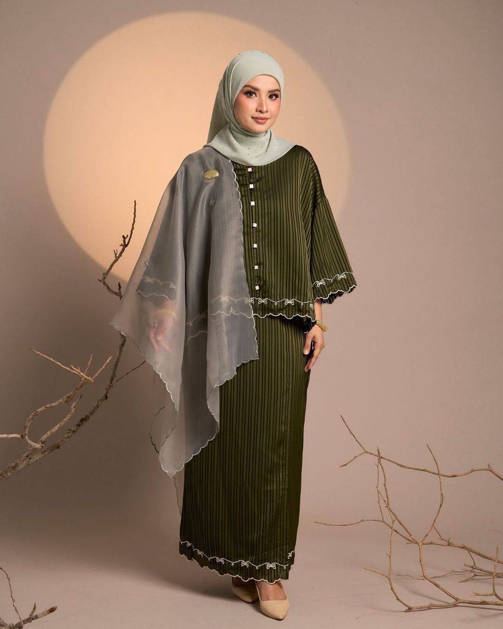 haura-wear-fatya-skirt-set-sulam-embroidery-pario-klasik-tradisional-mini kebaya-fabrik eyelet-raya-muslimah-long-sleeve-baju-skirt-kain-perempuan-baju-sepasang (11)