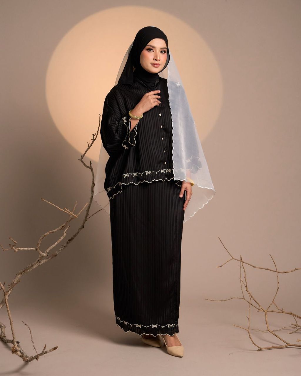 haura-wear-fatya-skirt-set-sulam-embroidery-pario-klasik-tradisional-mini kebaya-fabrik eyelet-raya-muslimah-long-sleeve-baju-skirt-kain-perempuan-baju-sepasang (12)