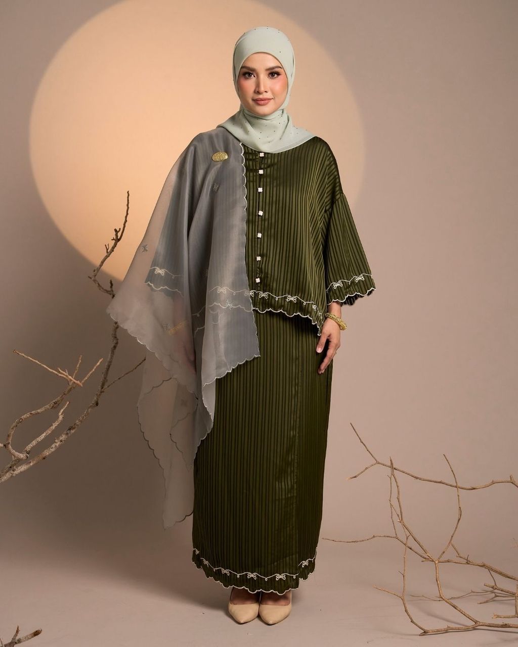 haura-wear-fatya-skirt-set-sulam-embroidery-pario-klasik-tradisional-mini kebaya-fabrik eyelet-raya-muslimah-long-sleeve-baju-skirt-kain-perempuan-baju-sepasang (10)