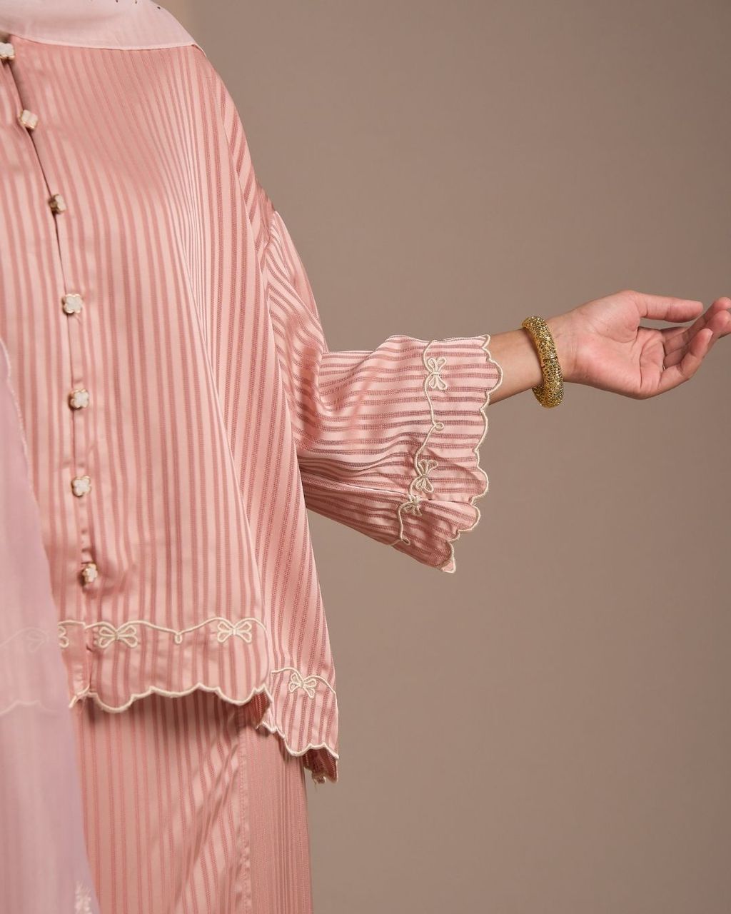 haura-wear-fatya-skirt-set-sulam-embroidery-pario-klasik-tradisional-mini kebaya-fabrik eyelet-raya-muslimah-long-sleeve-baju-skirt-kain-perempuan-baju-sepasang (1)