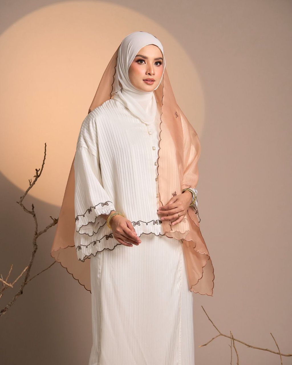 haura-wear-fatya-skirt-set-sulam-embroidery-pario-klasik-tradisional-mini kebaya-fabrik eyelet-raya-muslimah-long-sleeve-baju-skirt-kain-perempuan-baju-sepasang (13)