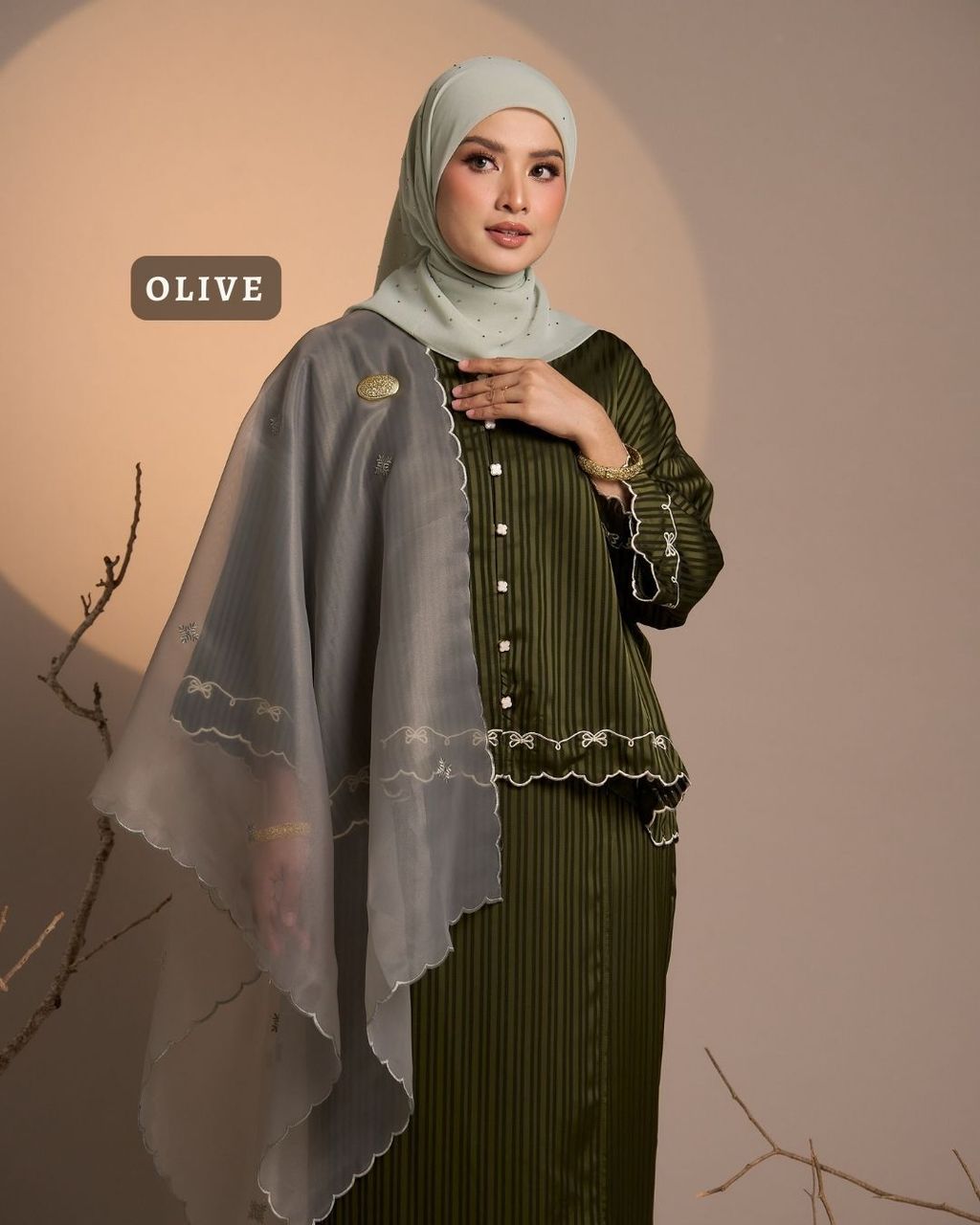 haura-wear-fatya-skirt-set-sulam-embroidery-pario-klasik-tradisional-mini kebaya-fabrik eyelet-raya-muslimah-long-sleeve-baju-skirt-kain-perempuan-baju-sepasang (6)