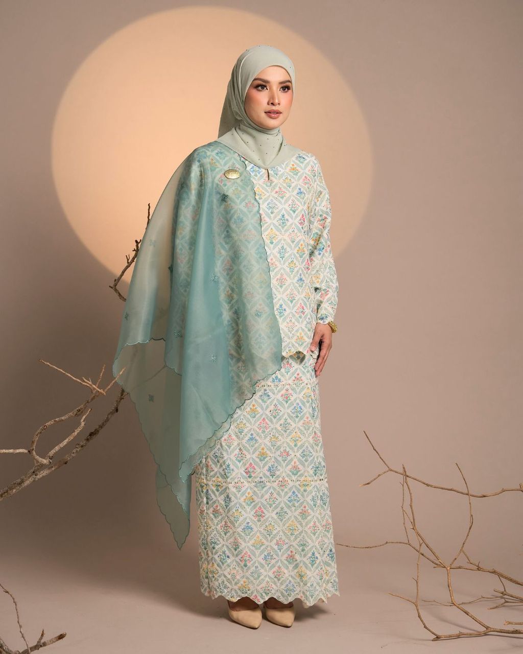 haura-wear-anggun-skirt-set-sulam-embroidery-pario-klasik-tradisional-mini kebaya-fabrik eyelet-raya-muslimah-long-sleeve-baju-skirt-kain-perempuan-baju-sepasang (17)