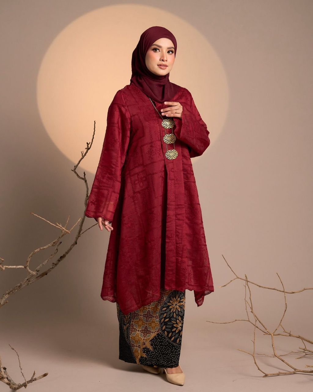 haura-wear-meryam-skirt-set-sulam-embroidery-pario-klasik-tradisional-mini kebaya-fabrik eyelet-raya-muslimah-long-sleeve-baju-skirt-kain-perempuan-baju-sepasang (15)