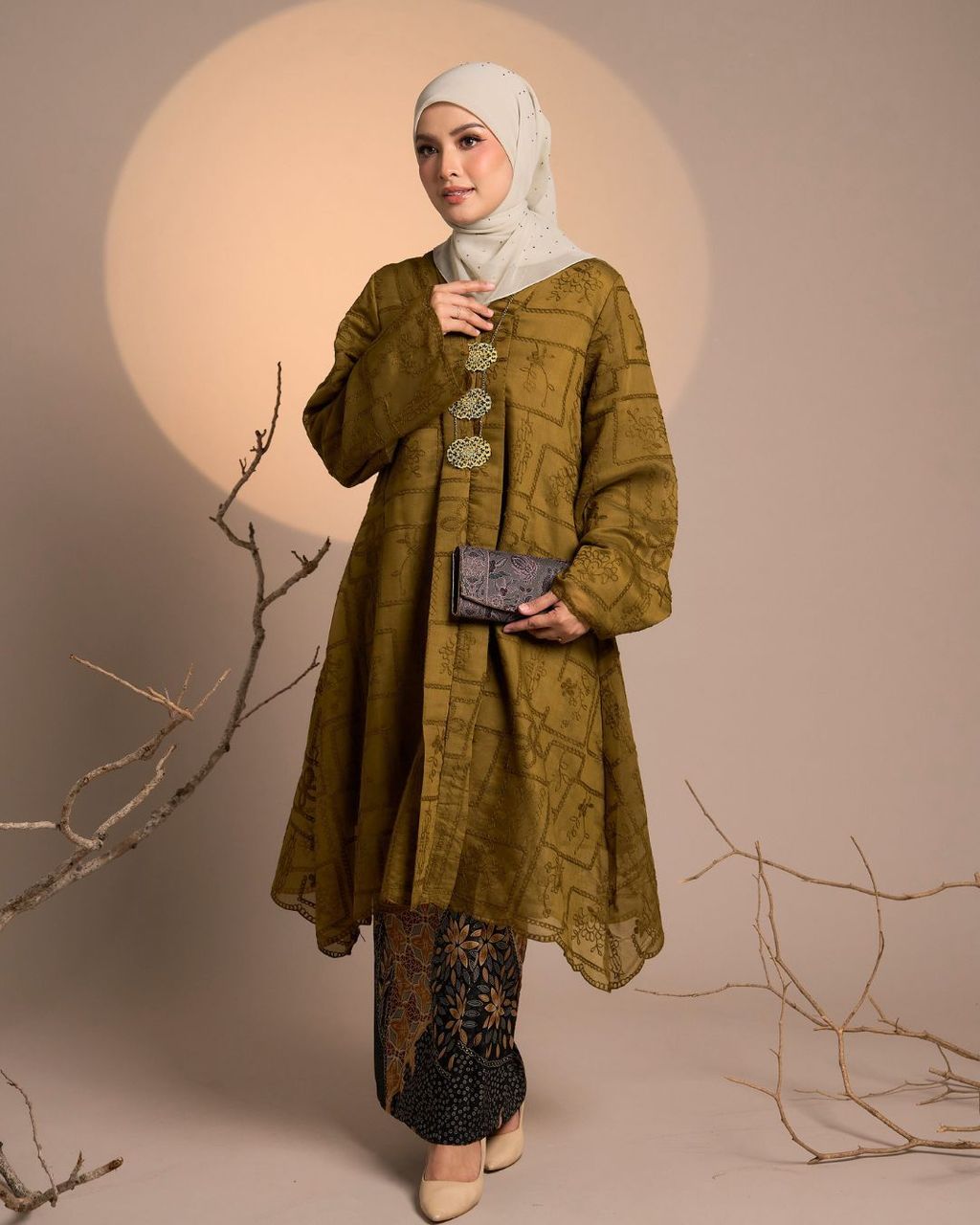haura-wear-meryam-skirt-set-sulam-embroidery-pario-klasik-tradisional-mini kebaya-fabrik eyelet-raya-muslimah-long-sleeve-baju-skirt-kain-perempuan-baju-sepasang (18)