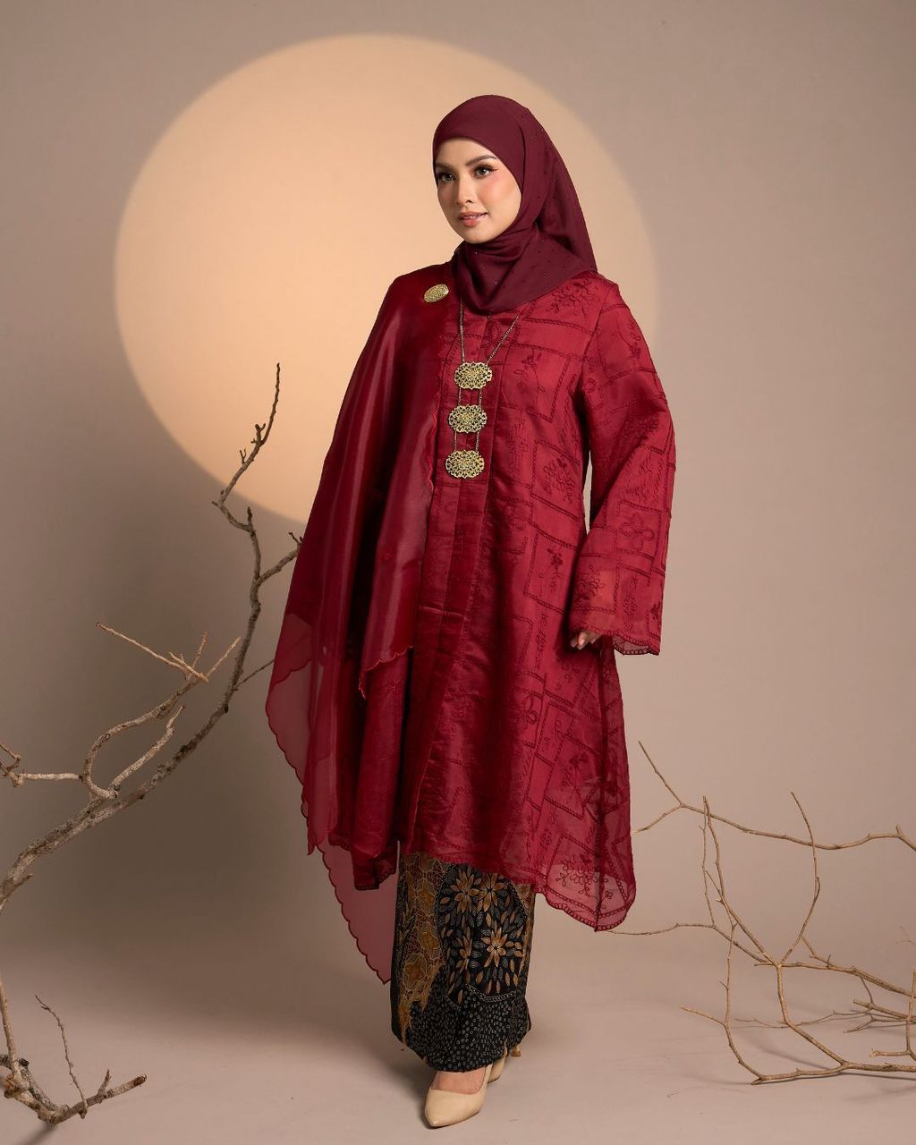 haura-wear-meryam-skirt-set-sulam-embroidery-pario-klasik-tradisional-mini kebaya-fabrik eyelet-raya-muslimah-long-sleeve-baju-skirt-kain-perempuan-baju-sepasang (16)