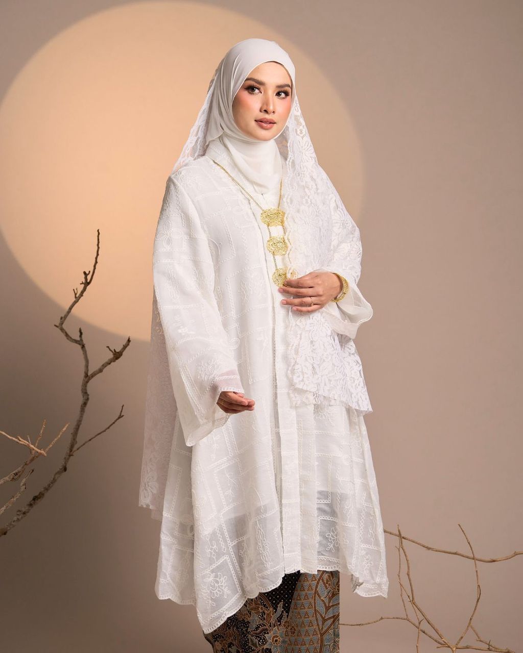 haura-wear-meryam-skirt-set-sulam-embroidery-pario-klasik-tradisional-mini kebaya-fabrik eyelet-raya-muslimah-long-sleeve-baju-skirt-kain-perempuan-baju-sepasang (21)