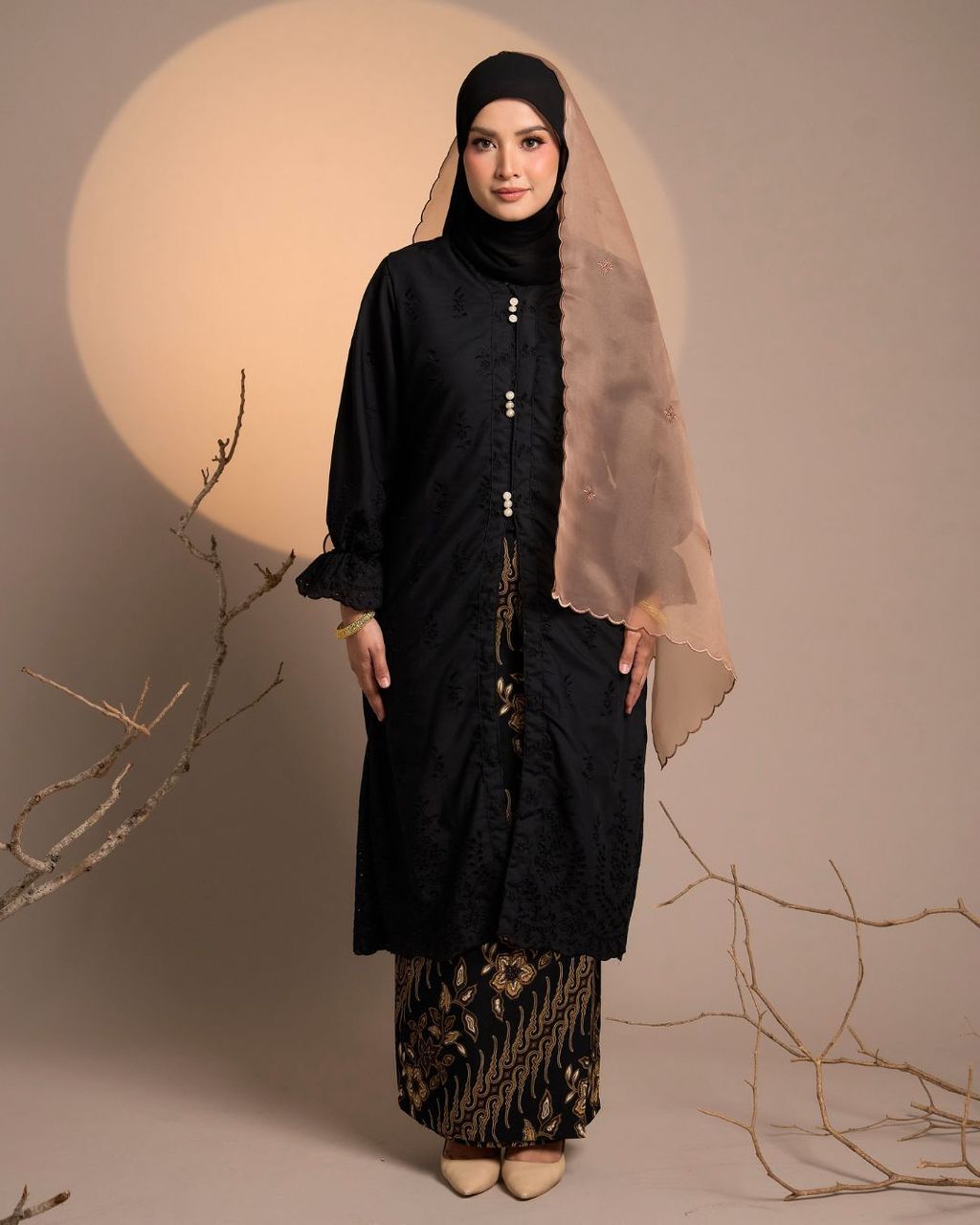 haura-wear-senja-skirt-set-sulam-embroidery-pario-klasik-tradisional-mini kebaya-fabrik eyelet-raya-muslimah-long-sleeve-baju-skirt-kain-perempuan-baju-sepasang (18)