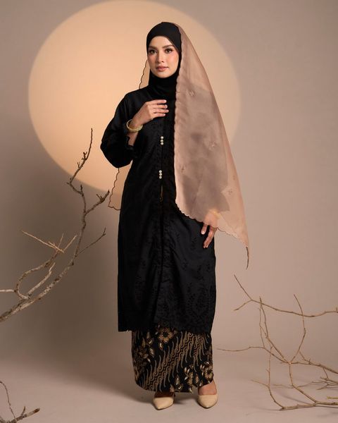 haura-wear-senja-skirt-set-sulam-embroidery-pario-klasik-tradisional-mini kebaya-fabrik eyelet-raya-muslimah-long-sleeve-baju-skirt-kain-perempuan-baju-sepasang (17)