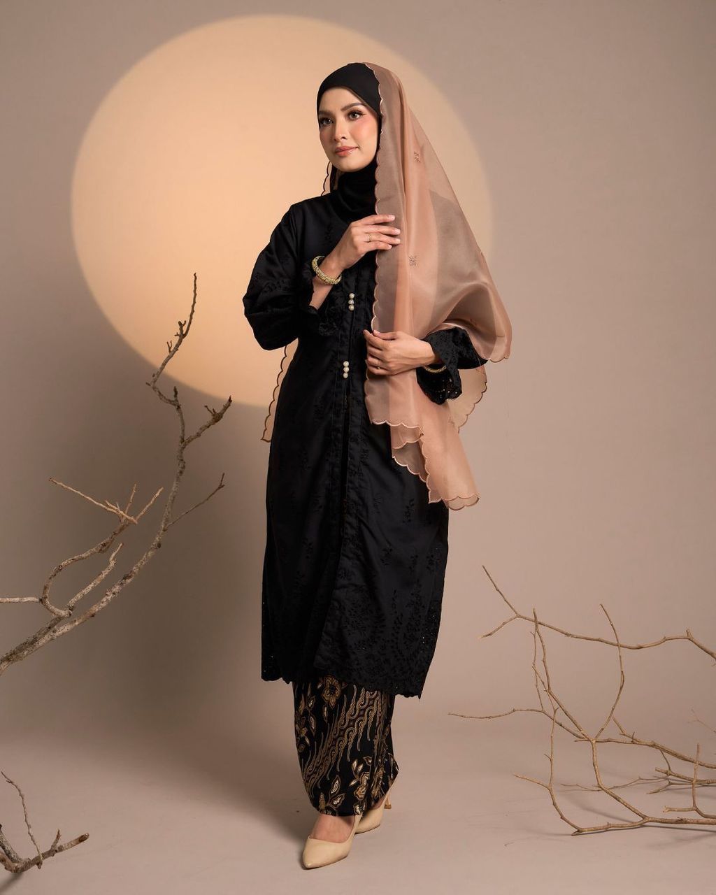 haura-wear-senja-skirt-set-sulam-embroidery-pario-klasik-tradisional-mini kebaya-fabrik eyelet-raya-muslimah-long-sleeve-baju-skirt-kain-perempuan-baju-sepasang (16)