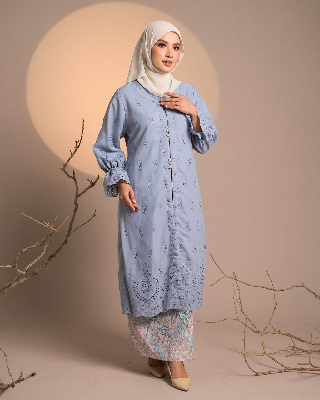 haura-wear-senja-skirt-set-sulam-embroidery-pario-klasik-tradisional-mini kebaya-fabrik eyelet-raya-muslimah-long-sleeve-baju-skirt-kain-perempuan-baju-sepasang (10)