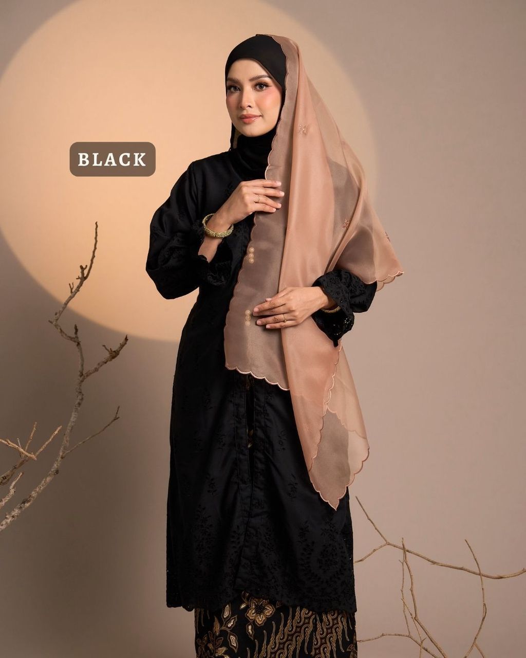 haura-wear-senja-skirt-set-sulam-embroidery-pario-klasik-tradisional-mini kebaya-fabrik eyelet-raya-muslimah-long-sleeve-baju-skirt-kain-perempuan-baju-sepasang (4)