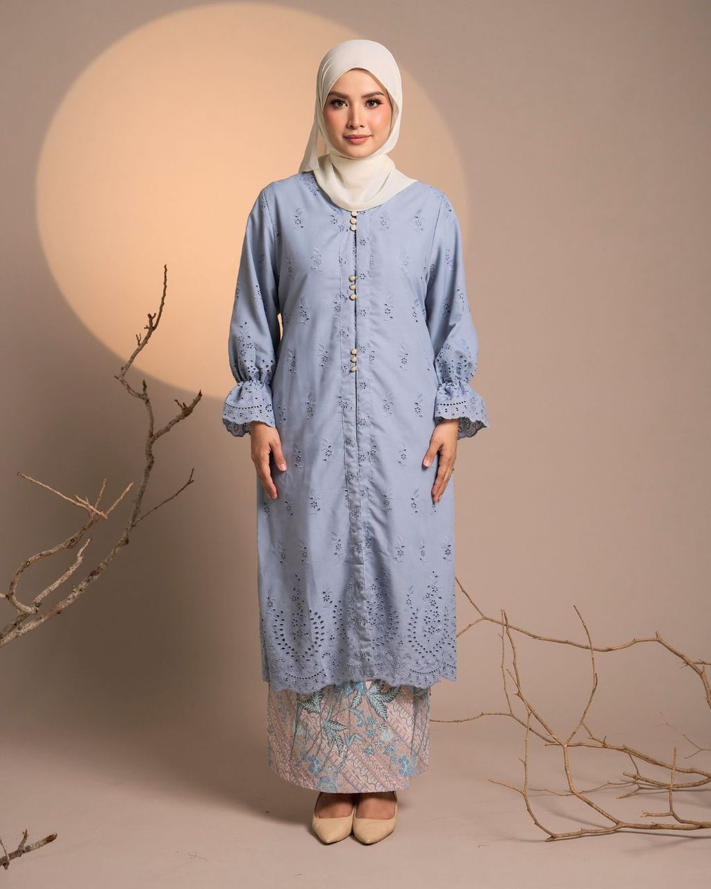 haura-wear-senja-skirt-set-sulam-embroidery-pario-klasik-tradisional-mini kebaya-fabrik eyelet-raya-muslimah-long-sleeve-baju-skirt-kain-perempuan-baju-sepasang (11)