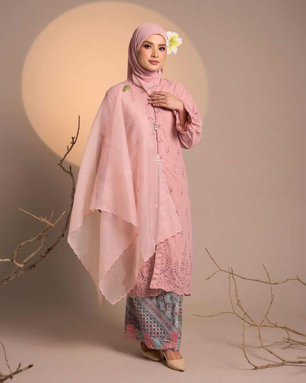 haura-wear-senja-skirt-set-sulam-embroidery-pario-klasik-tradisional-mini kebaya-fabrik eyelet-raya-muslimah-long-sleeve-baju-skirt-kain-perempuan-baju-sepasang (20)