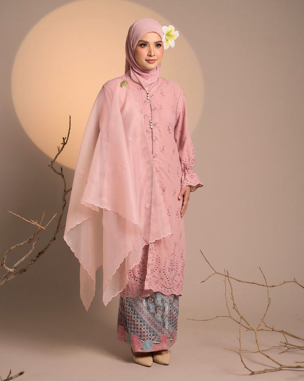 haura-wear-senja-skirt-set-sulam-embroidery-pario-klasik-tradisional-mini kebaya-fabrik eyelet-raya-muslimah-long-sleeve-baju-skirt-kain-perempuan-baju-sepasang (21)