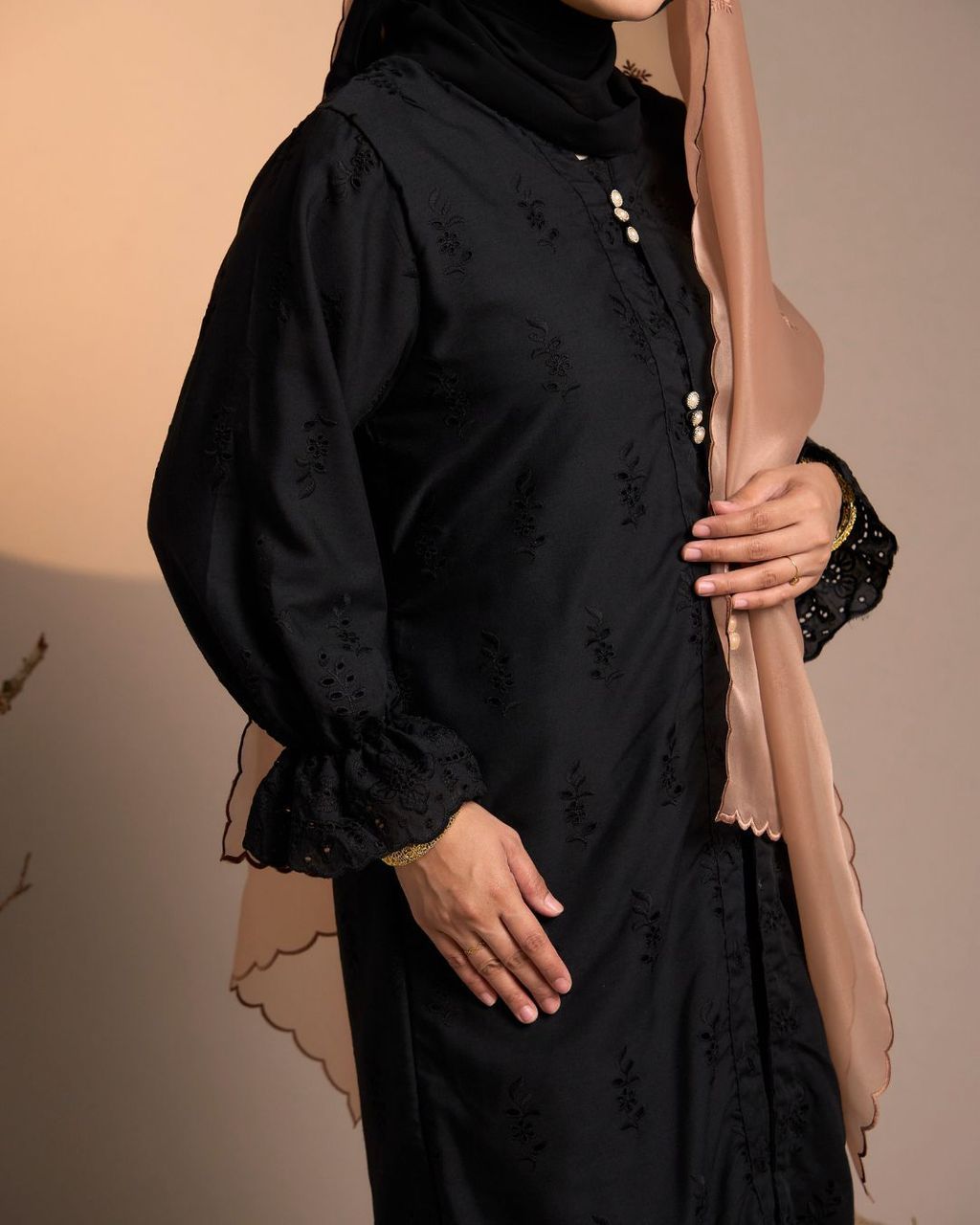 haura-wear-senja-skirt-set-sulam-embroidery-pario-klasik-tradisional-mini kebaya-fabrik eyelet-raya-muslimah-long-sleeve-baju-skirt-kain-perempuan-baju-sepasang (12)