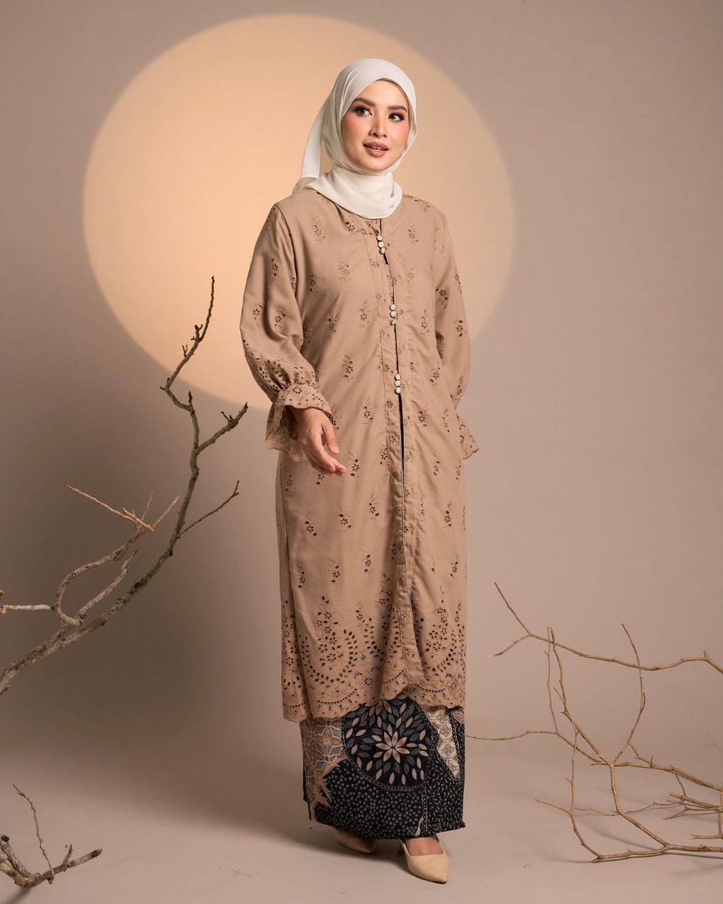 haura-wear-senja-skirt-set-sulam-embroidery-pario-klasik-tradisional-mini kebaya-fabrik eyelet-raya-muslimah-long-sleeve-baju-skirt-kain-perempuan-baju-sepasang (14)