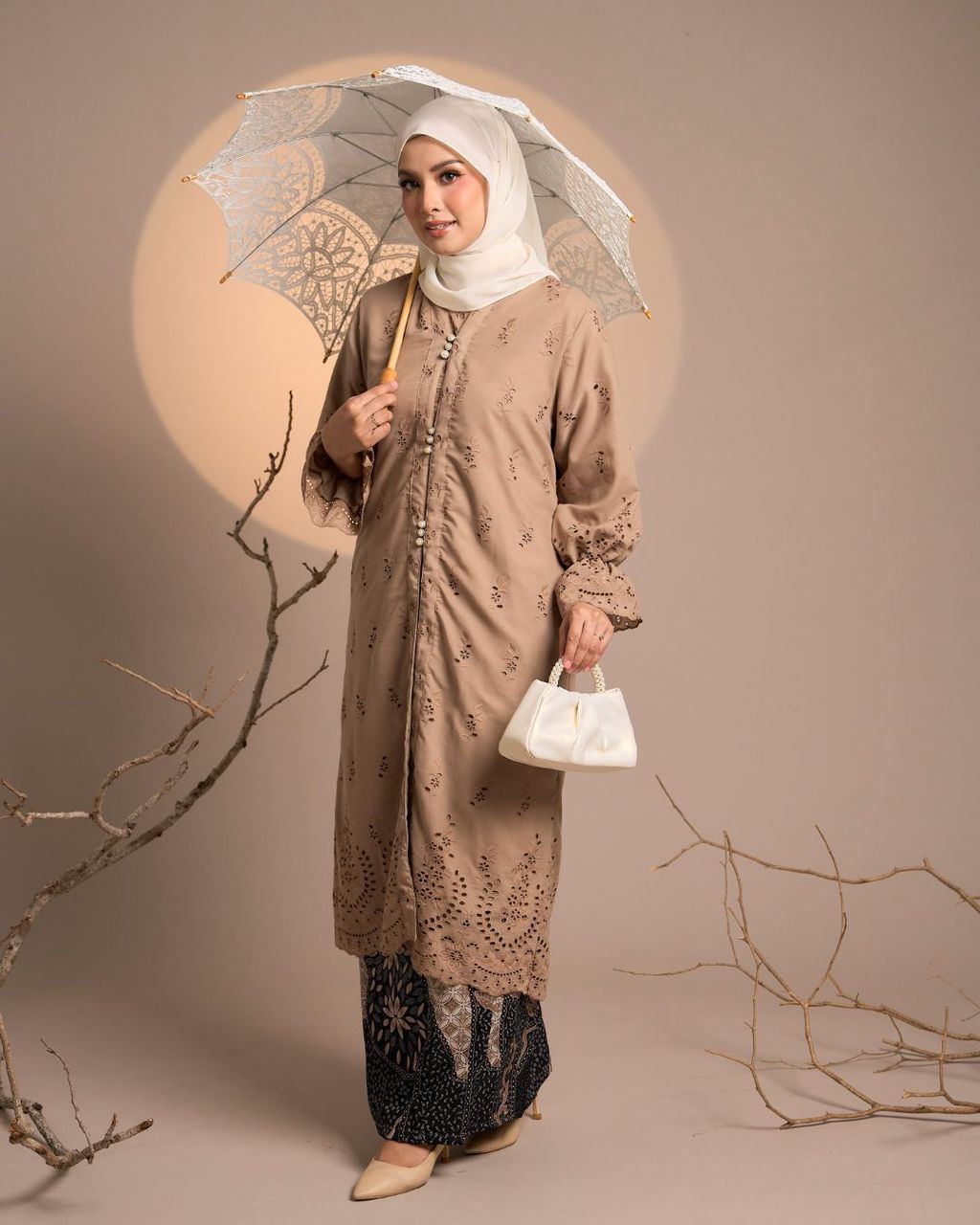 haura-wear-senja-skirt-set-sulam-embroidery-pario-klasik-tradisional-mini kebaya-fabrik eyelet-raya-muslimah-long-sleeve-baju-skirt-kain-perempuan-baju-sepasang (13)