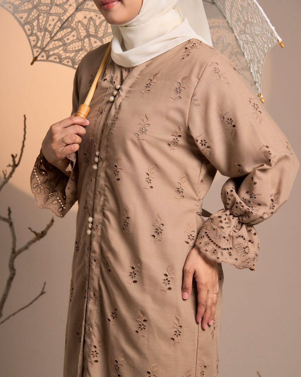 haura-wear-senja-skirt-set-sulam-embroidery-pario-klasik-tradisional-mini kebaya-fabrik eyelet-raya-muslimah-long-sleeve-baju-skirt-kain-perempuan-baju-sepasang (9)