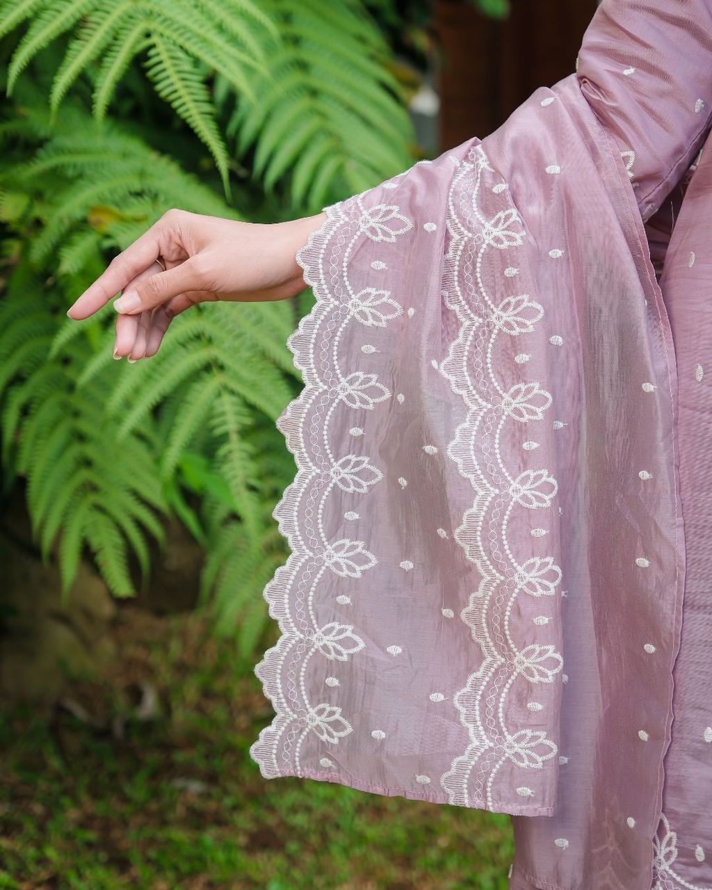 haura-wear-layna-skirt-set-sulam-embroidery-pario-klasik-tradisional-mini kebaya-fabrik eyelet-raya-muslimah-long-sleeve-baju-skirt-kain-perempuan-baju-sepasang (22)