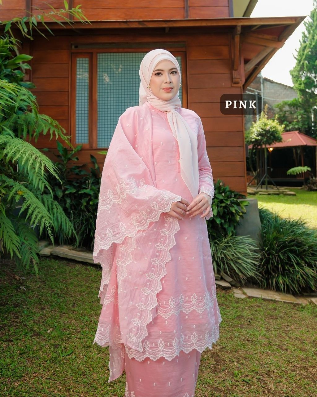 haura-wear-layna-skirt-set-sulam-embroidery-pario-klasik-tradisional-mini kebaya-fabrik eyelet-raya-muslimah-long-sleeve-baju-skirt-kain-perempuan-baju-sepasang (30)