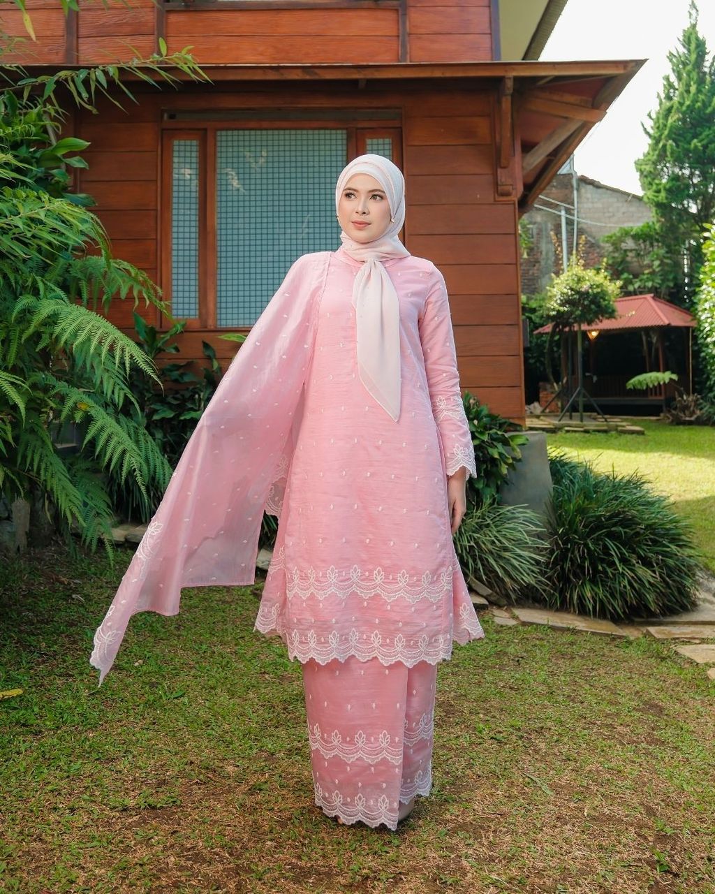 haura-wear-layna-skirt-set-sulam-embroidery-pario-klasik-tradisional-mini kebaya-fabrik eyelet-raya-muslimah-long-sleeve-baju-skirt-kain-perempuan-baju-sepasang (28)