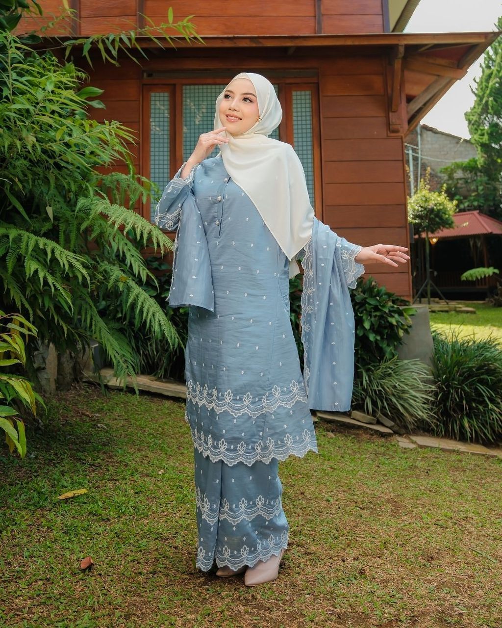 haura-wear-layna-skirt-set-sulam-embroidery-pario-klasik-tradisional-mini kebaya-fabrik eyelet-raya-muslimah-long-sleeve-baju-skirt-kain-perempuan-baju-sepasang (3)