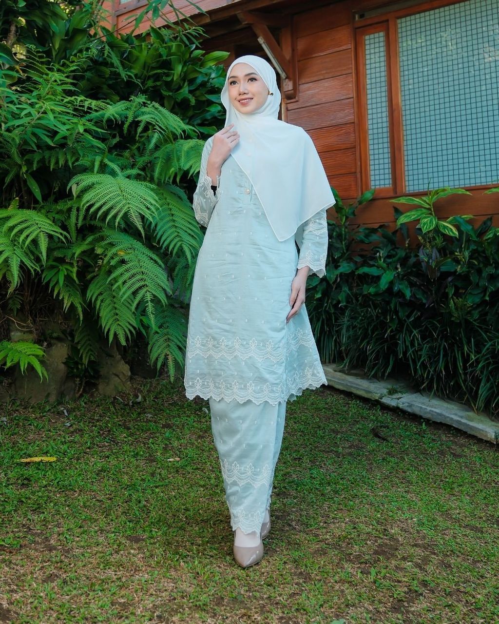 haura-wear-layna-skirt-set-sulam-embroidery-pario-klasik-tradisional-mini kebaya-fabrik eyelet-raya-muslimah-long-sleeve-baju-skirt-kain-perempuan-baju-sepasang (5)