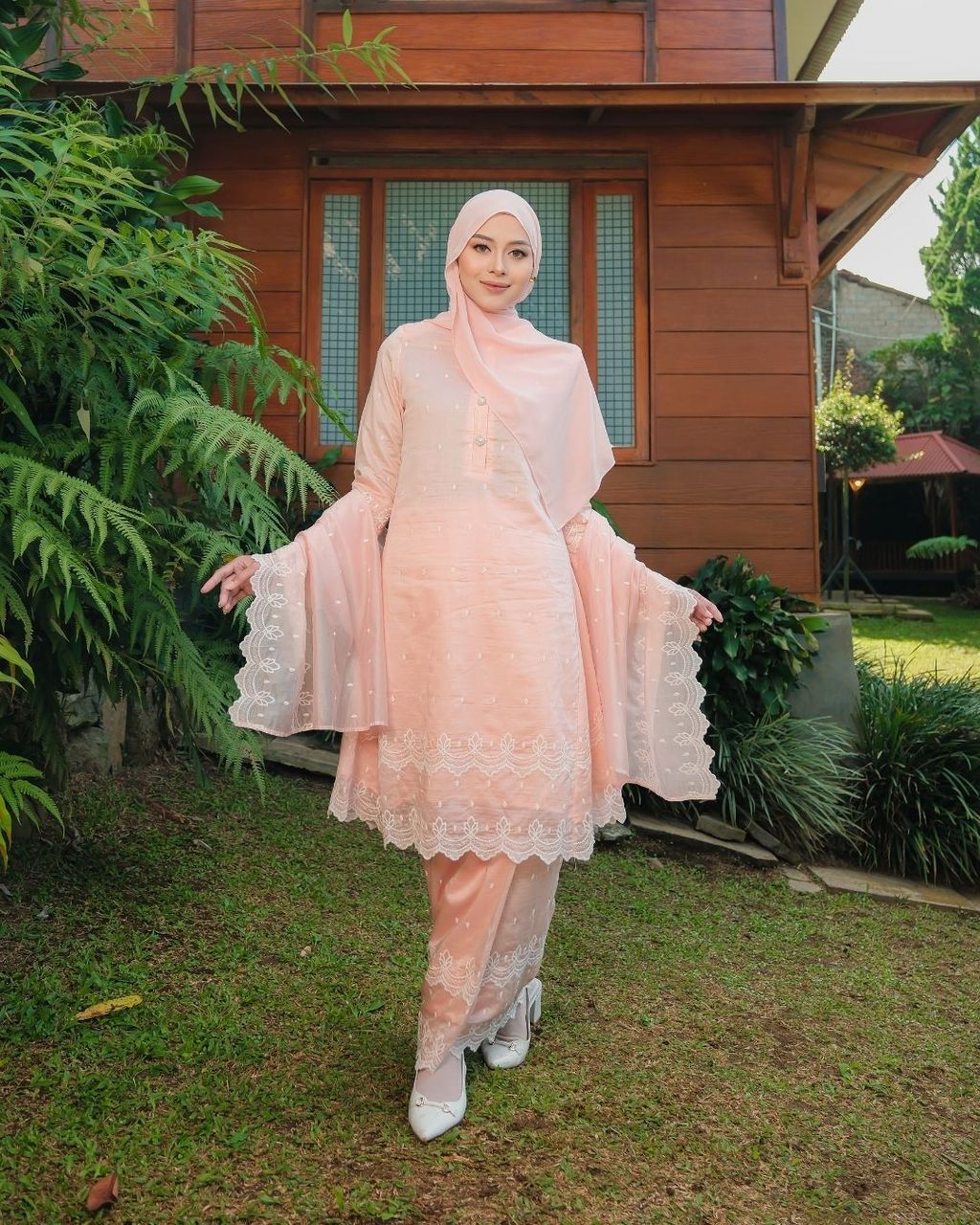 haura-wear-layna-skirt-set-sulam-embroidery-pario-klasik-tradisional-mini kebaya-fabrik eyelet-raya-muslimah-long-sleeve-baju-skirt-kain-perempuan-baju-sepasang (26)