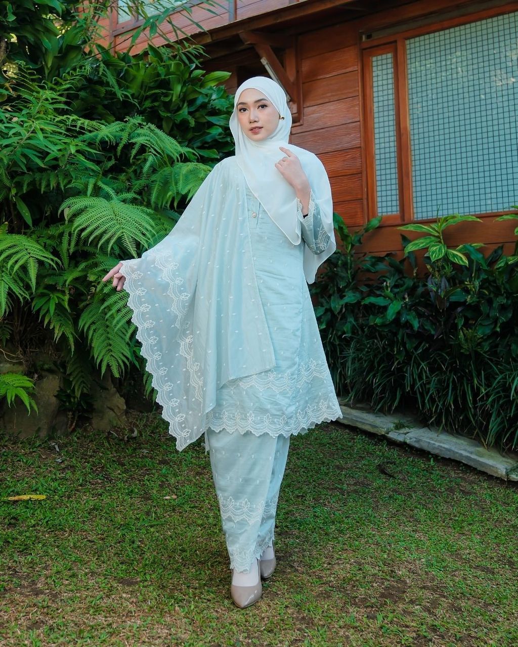 haura-wear-layna-skirt-set-sulam-embroidery-pario-klasik-tradisional-mini kebaya-fabrik eyelet-raya-muslimah-long-sleeve-baju-skirt-kain-perempuan-baju-sepasang (6)