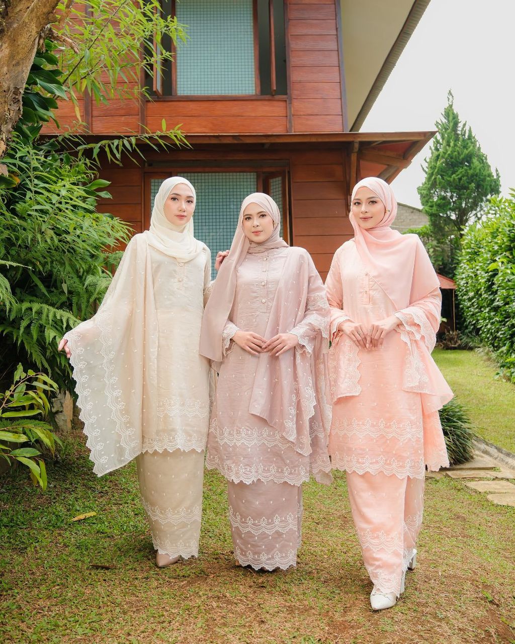 haura-wear-layna-skirt-set-sulam-embroidery-pario-klasik-tradisional-mini kebaya-fabrik eyelet-raya-muslimah-long-sleeve-baju-skirt-kain-perempuan-baju-sepasang (15)