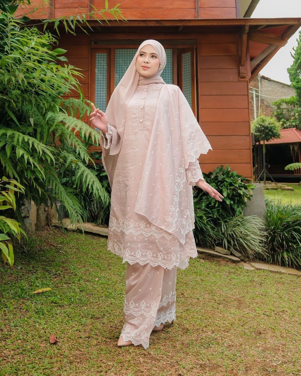 haura-wear-layna-skirt-set-sulam-embroidery-pario-klasik-tradisional-mini kebaya-fabrik eyelet-raya-muslimah-long-sleeve-baju-skirt-kain-perempuan-baju-sepasang (8)