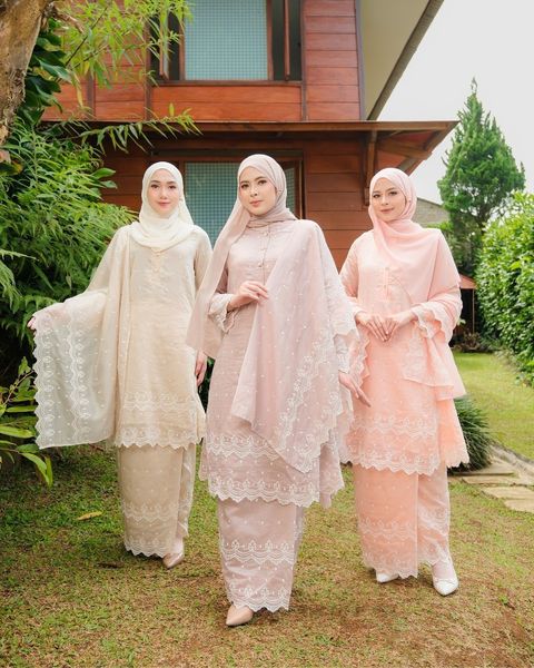haura-wear-layna-skirt-set-sulam-embroidery-pario-klasik-tradisional-mini kebaya-fabrik eyelet-raya-muslimah-long-sleeve-baju-skirt-kain-perempuan-baju-sepasang (16)
