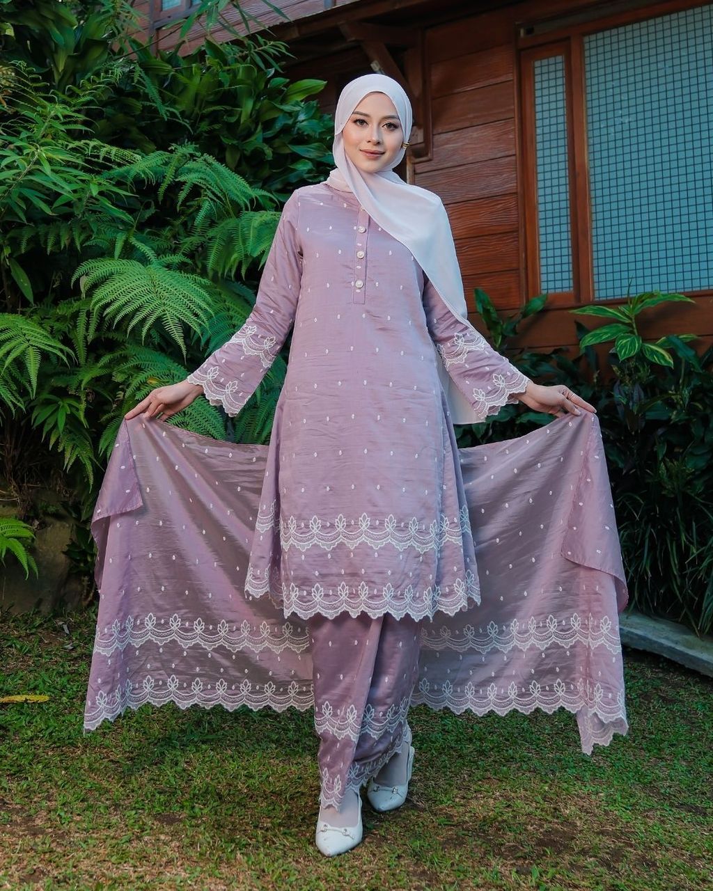 haura-wear-layna-skirt-set-sulam-embroidery-pario-klasik-tradisional-mini kebaya-fabrik eyelet-raya-muslimah-long-sleeve-baju-skirt-kain-perempuan-baju-sepasang (32)
