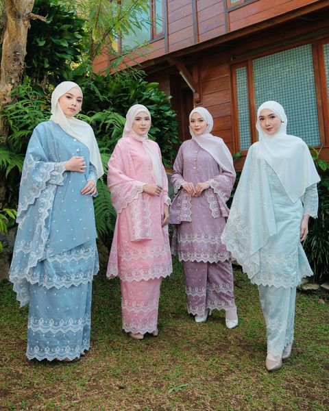 haura-wear-layna-skirt-set-sulam-embroidery-pario-klasik-tradisional-mini kebaya-fabrik eyelet-raya-muslimah-long-sleeve-baju-skirt-kain-perempuan-baju-sepasang (18)